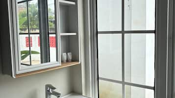 Family Suite | Bathroom | Shower