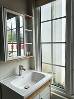 Family Suite | Bathroom | Shower