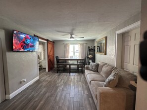 Smart TV, DVD player, books - Deland Serenity Place #1 (DeLand)