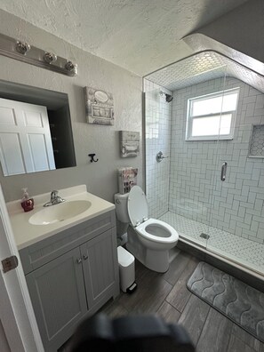 Bruser, hårtørrer, håndklæder, Sæbe