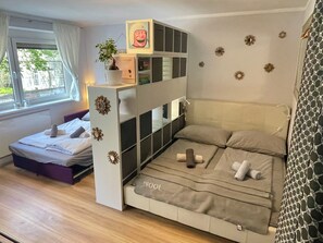 1 bedroom, bed sheets