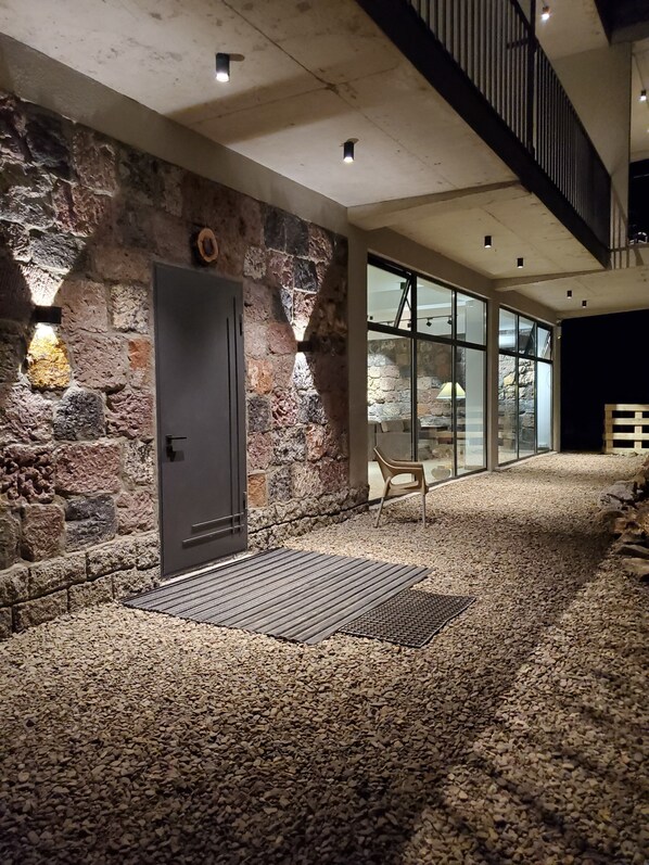 Property grounds - The Whispering Oaks Retreat a Luxury villa with AC in picturesque Vahagnadzor (Vahagnadzor)