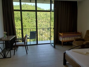 3 bedrooms, desk, iron/ironing board, free WiFi - The Whispering Oaks Retreat a Luxury villa with AC in picturesque Vahagnadzor (Vahagnadzor)