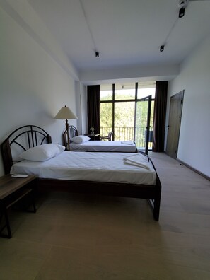 3 bedrooms, desk, iron/ironing board, free WiFi