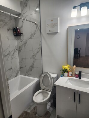 Secadora de cabello, toallas, jabón, papel de baño 