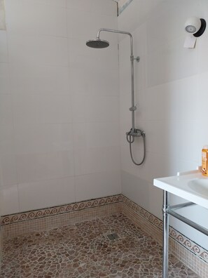 مجففات شعر، مناشف، صابون، شامبو