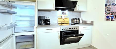 Refrigerador, microondas, horno y parrilla de estufa