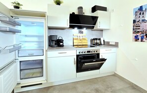 Kjøleskap, mikrobølgeovn, ovn og kokeplater