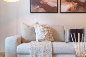 TV - Sky-High 1BR , Perfectly Located Near Dubai Opera and Burj Park and Dubai Mall (Dubai)