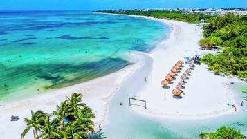 En la playa, camastros y toallas de playa