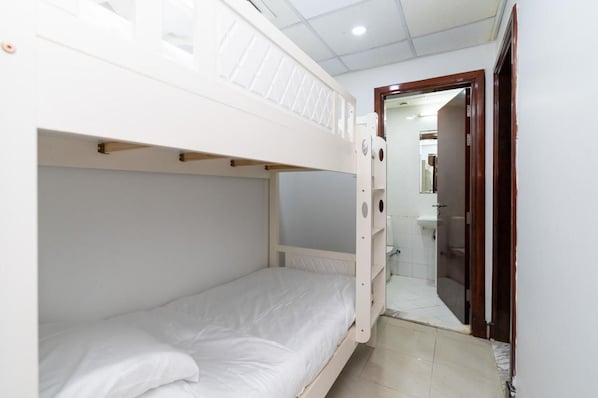 Dormitório compartilhado básico, vista para a cidade | Cofres nos quartos, quartos à prova de som
