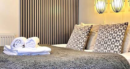 Yastayzzz @Studio 1, Bransford Rd - Modern Studio with Parking!