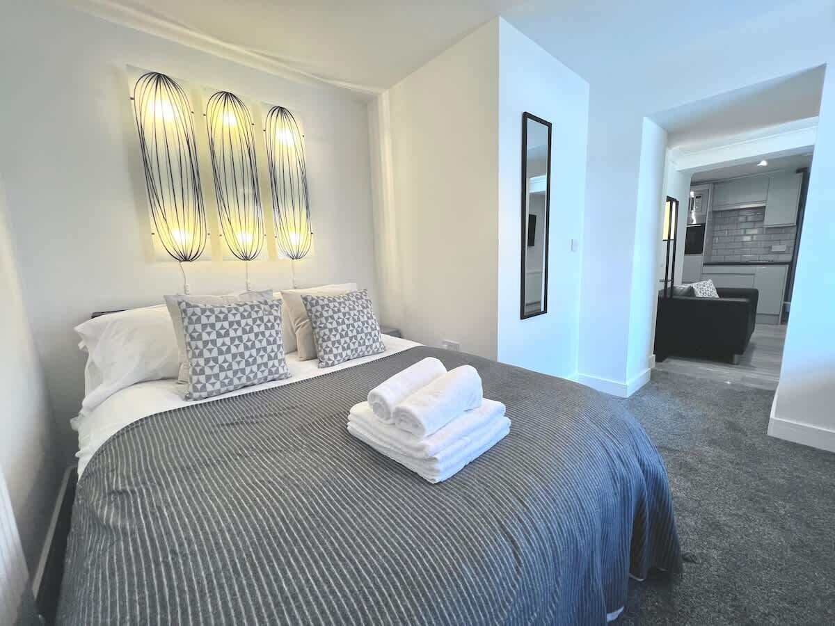 Iron/ironing board, WiFi, bed sheets