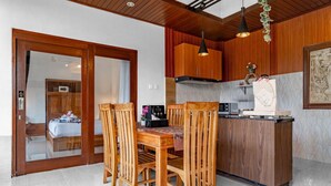Villa, 2 chambres, piscine privée | Cuisine privée | Four à micro-ondes, surface de cuisson, vaisselle et ustensiles