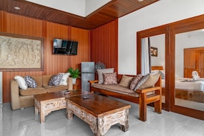 Villa, 2 habitaciones, alberca privada | Área de sala de estar | Televisión LED de 40 pulgadas con canales digitales 