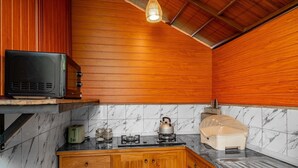 Villa, 3 chambres, piscine privée | Cuisine privée | Four à micro-ondes, surface de cuisson, vaisselle et ustensiles