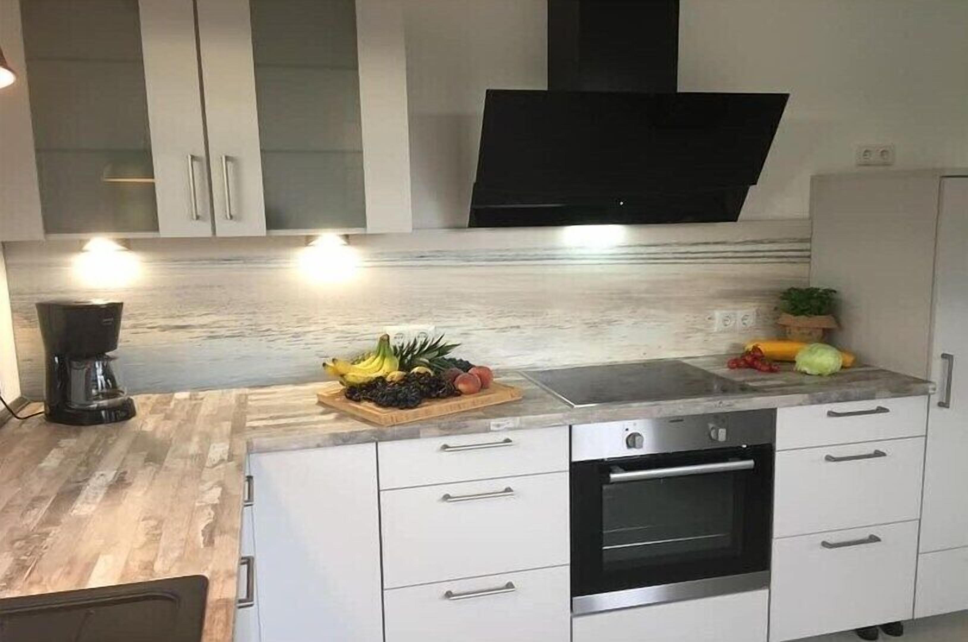 冷蔵庫、電子レンジ、オーブン、コンロ