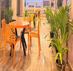 Rom – standard | Oppholdsområde | En 32-tommers LCD-TV med kabel-kanaler