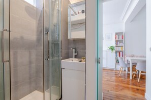 Douche, séchoir à cheveux, serviettes fournies