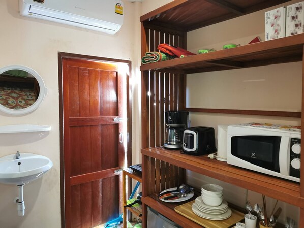 Room, 1 Bedroom, Garden View | Interior