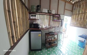 Room, 1 Bedroom, Garden View | Private kitchen