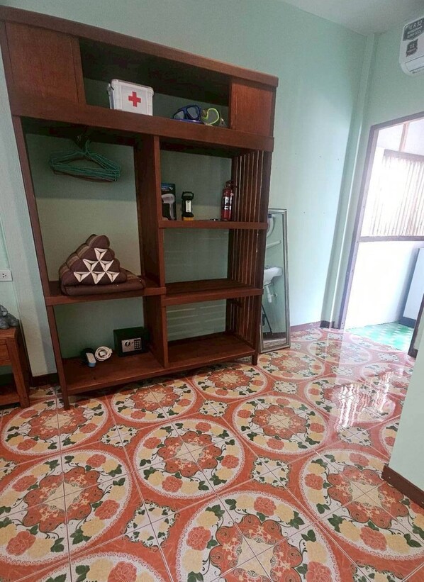 Room, 1 Bedroom, Garden View | Interior