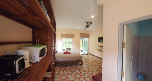 Room, 1 Bedroom, Garden View | Living room | Books