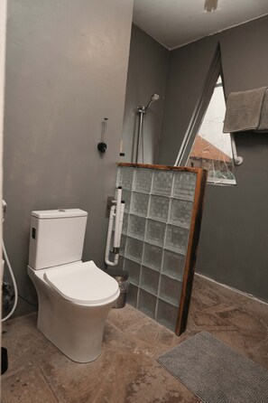 Een douche, handdoeken