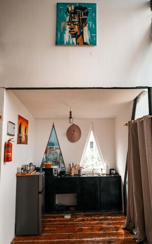 Refrigerador, microondas, parrilla de estufa y cafetera y tetera 