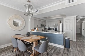 Dining - Majestic Sun A804•New Remodel•Views•Pools+Hot Tubs•Gym•Beach Gear•Pickleball (Miramar Beach)