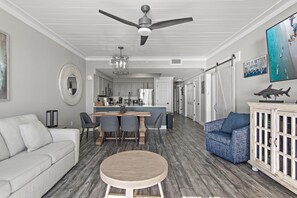 Smart TV, video games, DVD player, books - Majestic Sun A804•New Remodel•Views•Pools+Hot Tubs•Gym•Beach Gear•Pickleball (Miramar Beach)