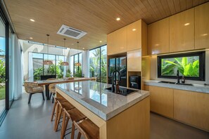 Refrigerador, horno, placa de cocina, cafetera/tetera