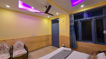 Habitación Deluxe | Espacio para trabajar con laptop y tabla de planchar con plancha