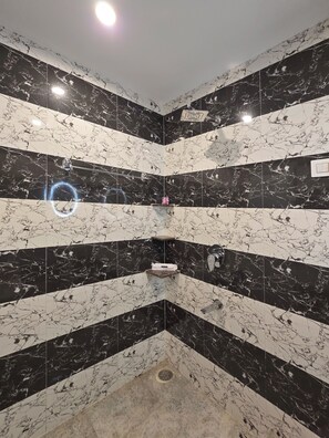 Deluxe-værelse | Badeværelse | Gratis toiletartikler, håndklæder, Sæbe