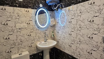 Deluxe Room | Bathroom | Free toiletries, towels, soap