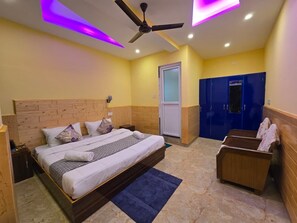 Deluxe Room | Laptop workspace, iron/ironing board, free WiFi