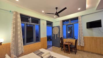 Deluxe Room | Laptop workspace, iron/ironing board, free WiFi