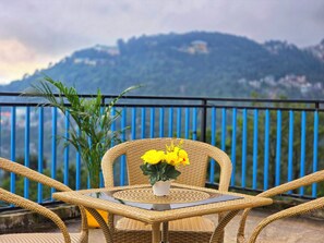 Rooftop terrace - Aangan Royal Stay - Your Mountain Home in Dharamshala (Dharamshala)