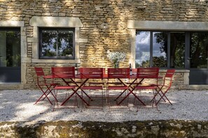 Outdoor dining - Le Ribouillon: Cottage for 15 people in the heart of Burgundy (Chailly-sur-Armançon)