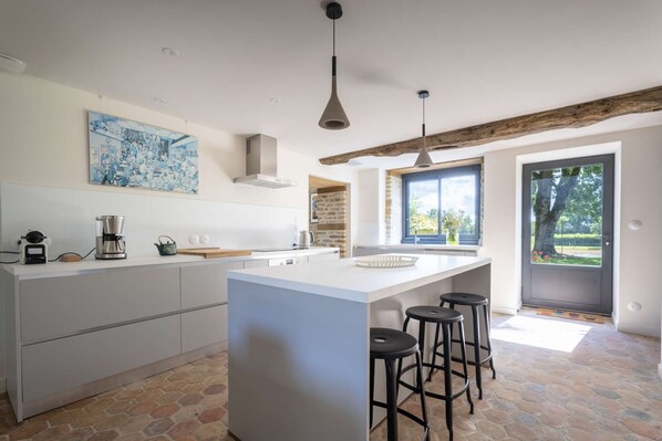 ثلاجة، ميكروويف، فرن، موقد طهي مسطح