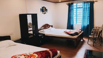 Neljän hengen deluxe-huone, tupakointi sallittu, parveke | Työpöytä, ilmainen Wi-Fi