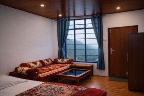 Desk, free WiFi - Mountain paradise homestay batasia loop  (Darjeeling)