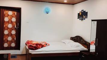 Habitación cuádruple Deluxe, fumadores, balcón | Escritorio y wifi gratis