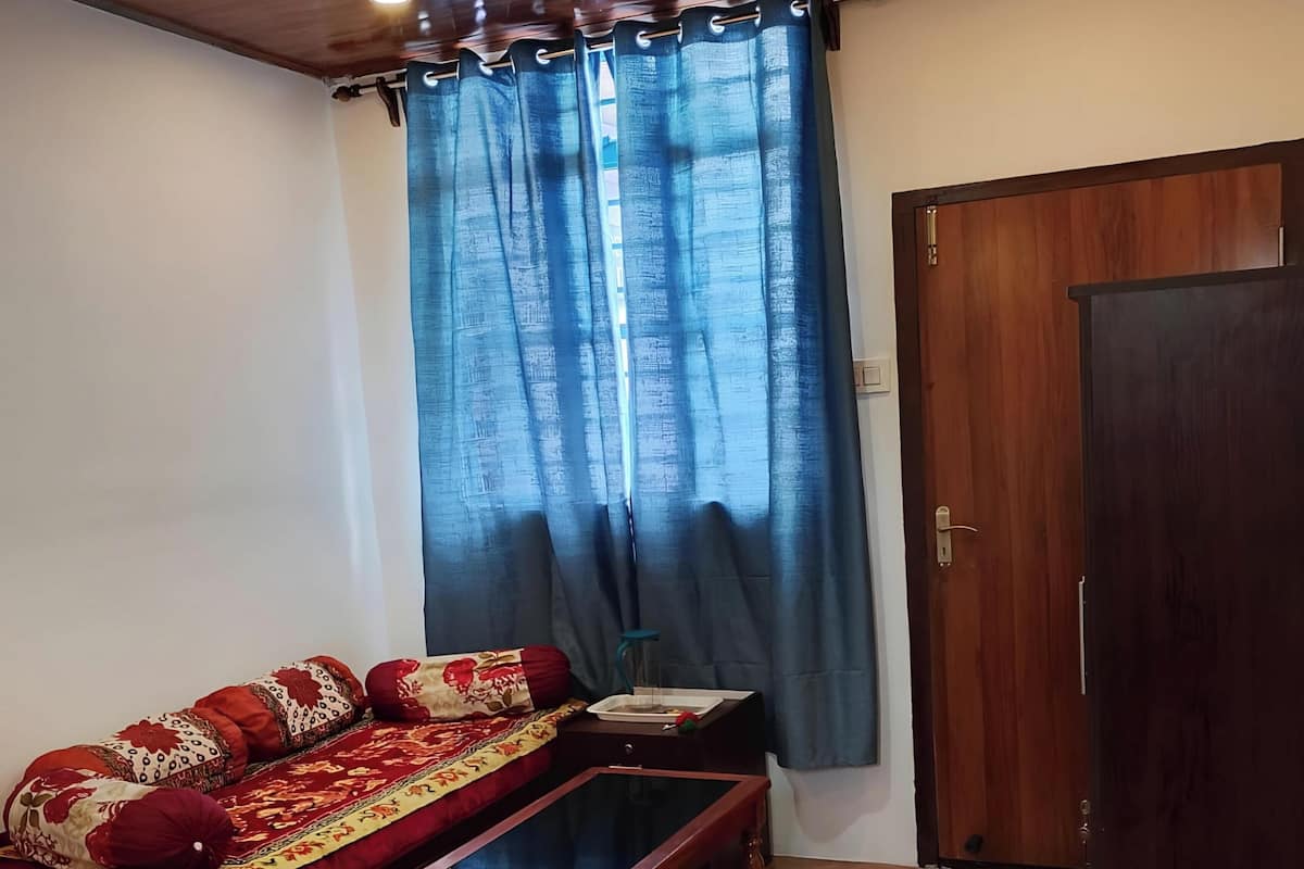 Habitación triple, balcón | Escritorio y wifi gratis