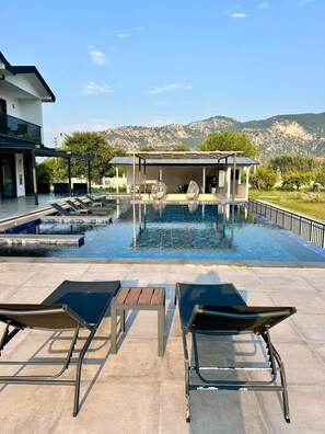 Pool - Spacious luxury 5-bedroom villa in wonderful Muğla with AC (Muğla)