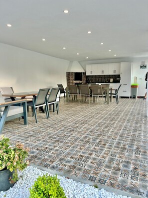 Outdoor dining - Spacious luxury 5-bedroom villa in wonderful Muğla with AC (Muğla)