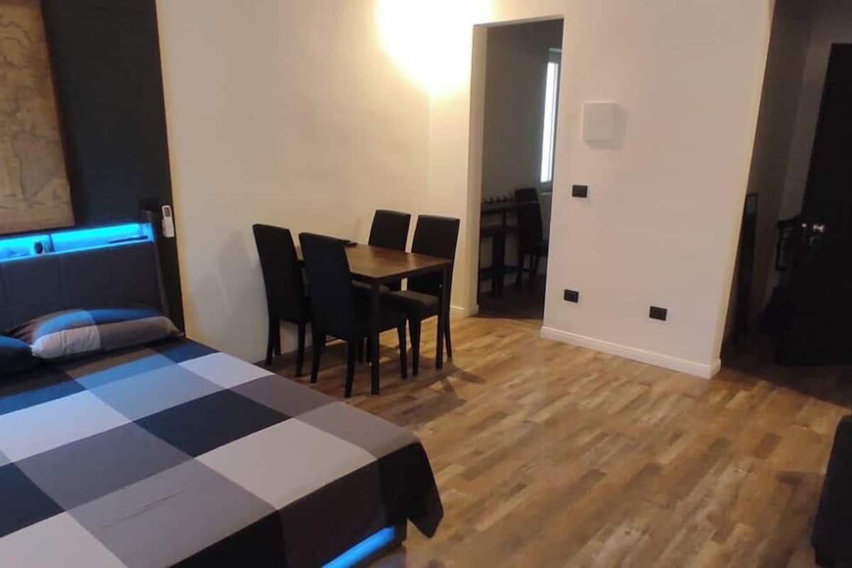 Une chambre à coucher avec un lit, un bureau et une chaise.