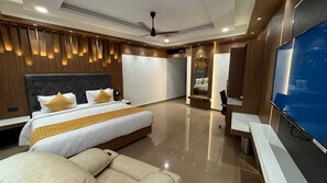 Family Suite, Park View | Laptop workspace, free WiFi
