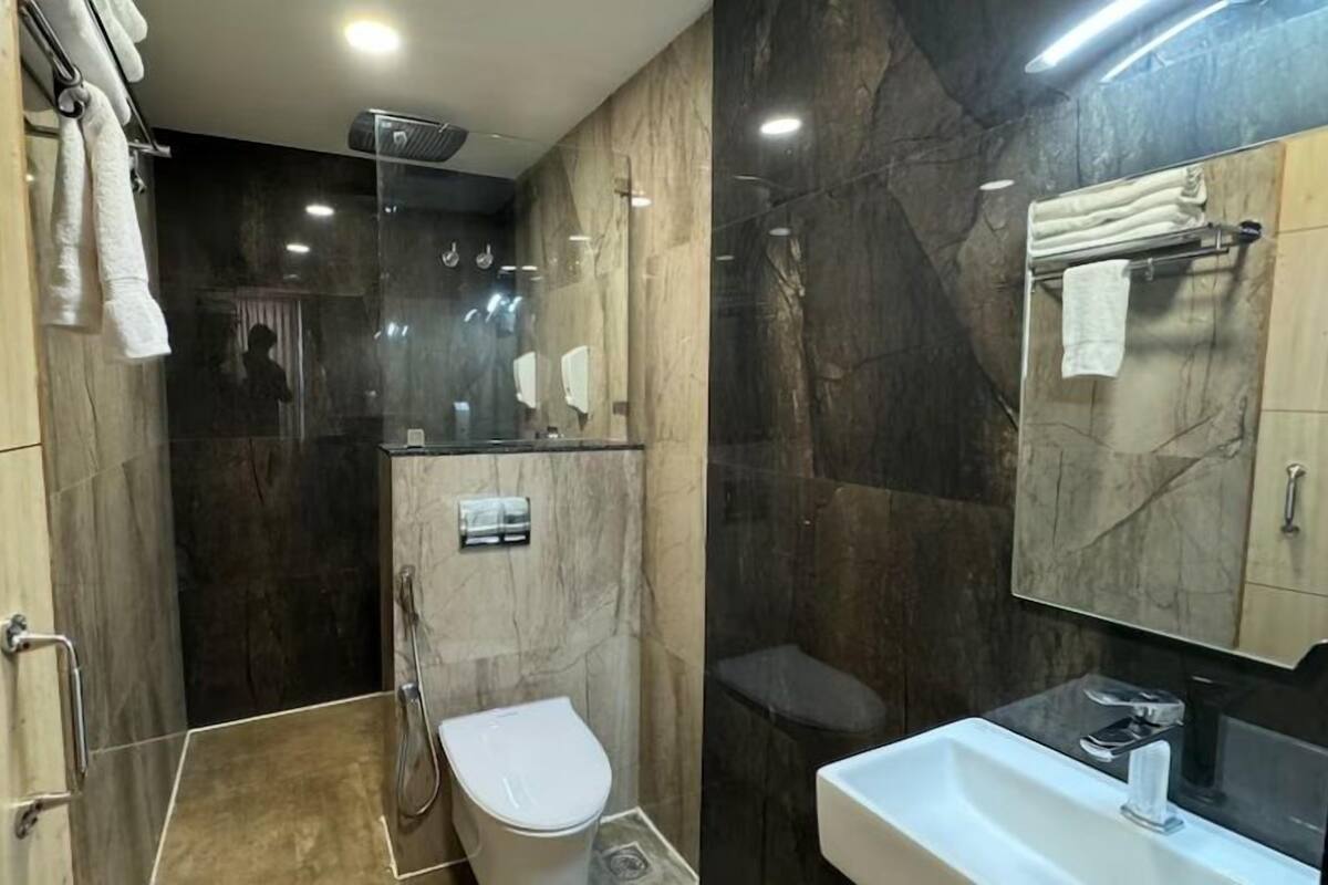 Buồng tắm vòi sen, dép đi trong nhà, khăn tắm, xà phòng 