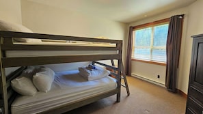 2 bedrooms, iron/ironing board, Internet
